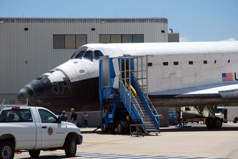 Atlantis returns home to its hangar