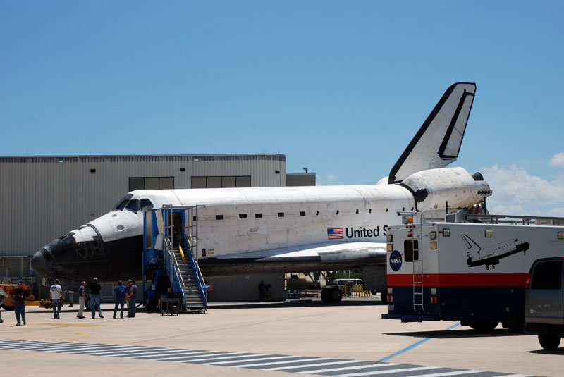 Atlantis returns home to its hangar