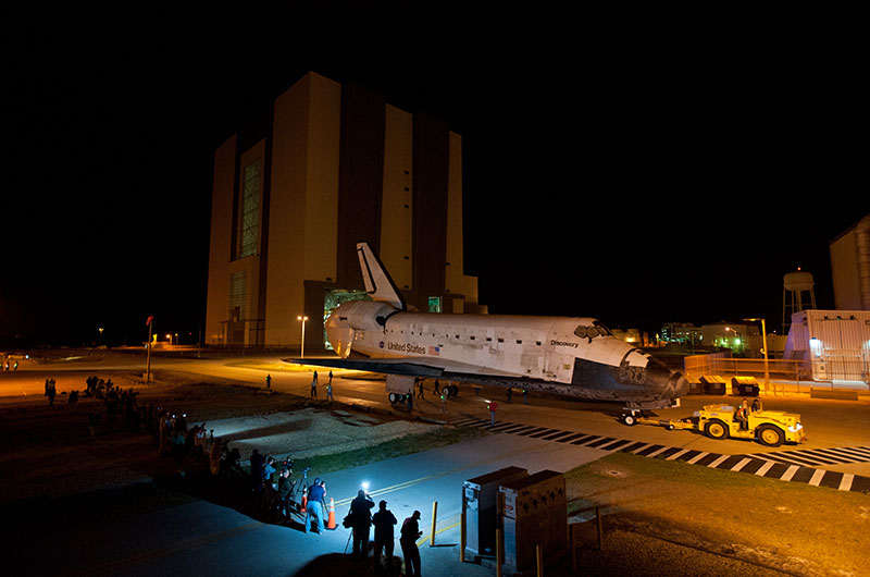 Space shuttle Discovery returns to runway for ride to Smithsonian