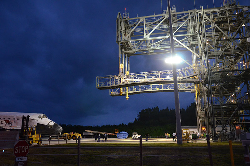 Space shuttle Discovery returns to runway for ride to Smithsonian