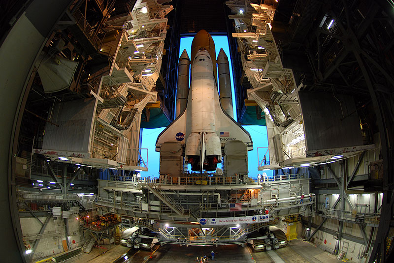 Space shuttle Discovery makes last trip to launch pad