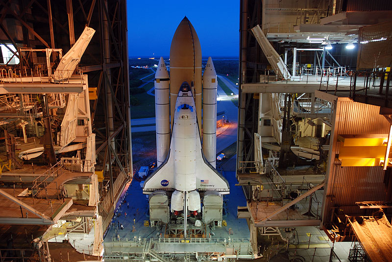 Space shuttle Discovery makes last trip to launch pad