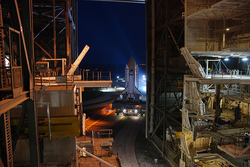 Space shuttle Discovery makes last trip to launch pad