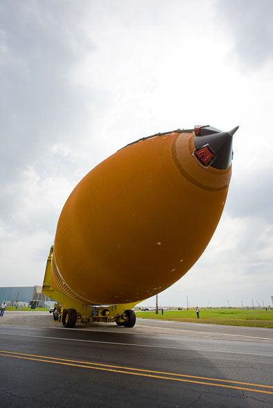 Space shuttle's final fuel tank arrives at launch site