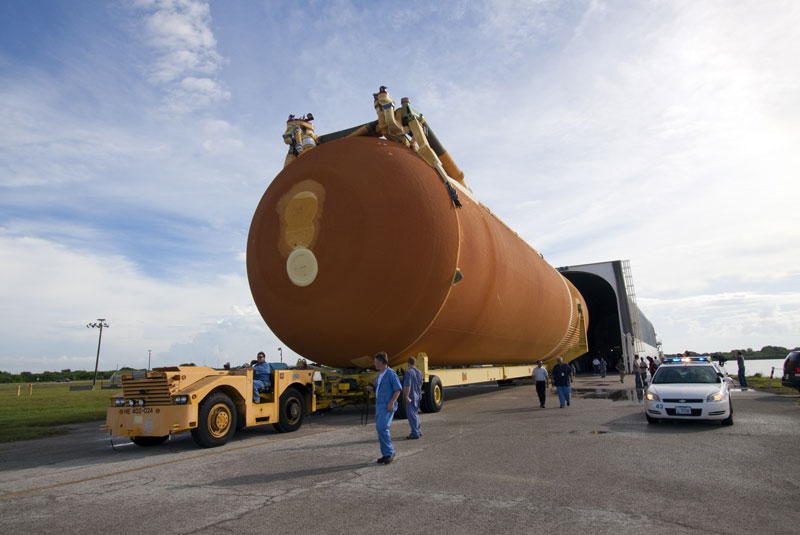 Space shuttle's final fuel tank arrives at launch site